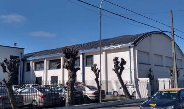 Con nailon cubren techo del gimnasio del  Liceo “Bicentenario Valentín Letelier”