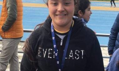 Carla Villalobos destaca en el atletismo linarense y gana medalla en Chillán