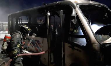 Desperfecto eléctrico produjo incendio de microbús de la Línea “San Ambrosio”