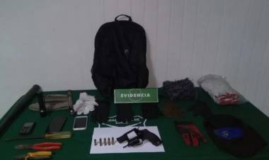 Mujer es amenaza con el robo de su auto en calle René Schneider