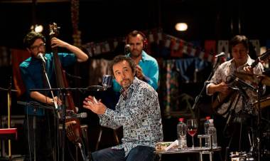 El actor Daniel Muñoz y “Los Marujos” animan la cuarta noche de la “Fiesta de la Chilenidad” en Plaza de Armas
