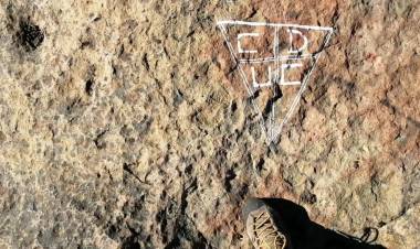 Indignación por “graffitis” en mítica piedra de “Las Vizcachas” de Los Rabones en Colbún
