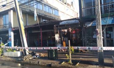 Bomberos niega ataque incendiario y atribuye a recalentamiento eléctrico emergencia en el centro de Linares