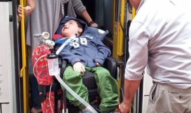 Menor electrodependiente pudo trasladarse en un taxi bus después de seis años