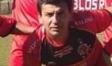 Ex jugador albirrojo Carlos “Pichanga” Álvarez permanece internado en el hospital de Linares