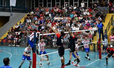 Los “rayados albirrojos” juegan el duelo de ida de la final del vóleibol profesional de la Liga A1