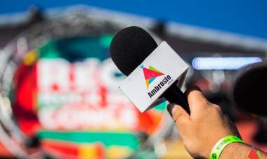 Radio Ambrosio emite Himno Nacional con la estrofa de “los valientes soldados” en Año Nuevo y evita comentar grave error