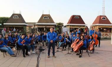 Orquesta Sinfónica Municipal “Margot Loyola Palacios” se presentó en el balneario de Pichilemu