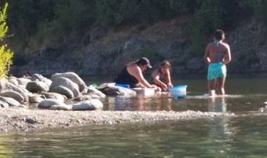 Nuevas denuncias por daño al medioambiente en el río Achibueno debido al uso de lavalozas