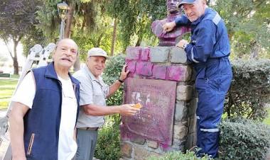 Limpian monolitos rayados en el marco del estallido social en Plaza de Linares