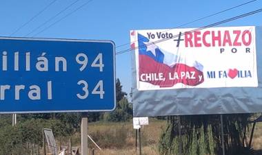 Polémica por “carteles” que llaman a rechazar una nueva Constitución Política
