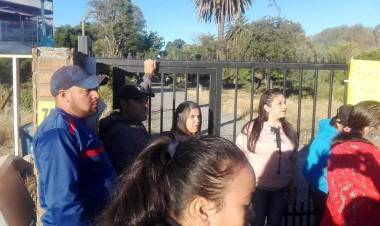 Apoderados de “La Sexta” en Longaví se toman colegio por falta de agua