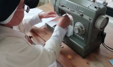 Religiosas de monasterio fabrican mascarillas