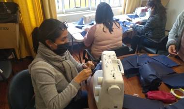 Funcionarios de DIDECO Linares fabrican 5 mil mascarillas lavables para prevenir el Covid-19