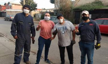 Amigos se unen para limpiar estufas a combustión lenta ad honorem en Linares