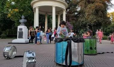 Roban implementación a la “Som Da Festa Batucada” desde el anfiteatro de la Alameda de Linares