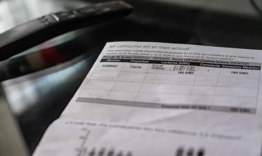 Proyectan fuerte alza de cuentas de electricidad y gas por permanencia de familias en el hogar durante cuarentena