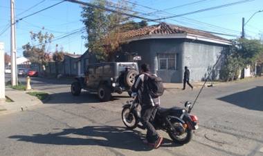 Delincuente hiere a mujer en el cuello, la golpea en la nariz y le roba su auto en Linares