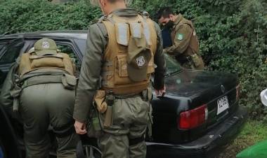 Operativo policial permitió detener a dos antisociales por robo de auto en el centro de Linares