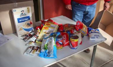 Comunistas y progresistas valoran entrega de una caja de alimentos por vivienda en Linares