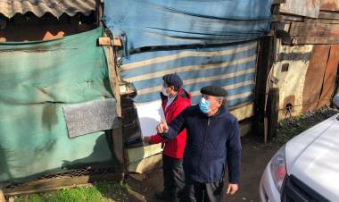    En medio de las críticas de concejales municipio se desplegó entregando cajas de alimentos en “Los Maitenes” y sector “Agua Fría”