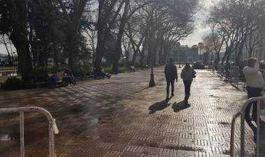Delincuentes hurtan más de 5 millones de pesos a anciana en pleno centro de Linares
