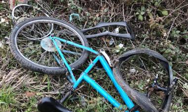 Entubada, con ventilación artificial  y fracturas graves permanece en el hospital joven ciclista atropellada por furgón en Linares