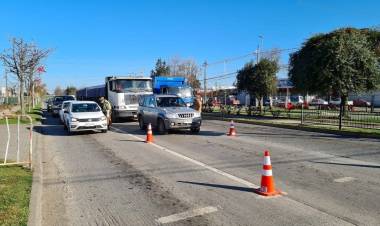 Carabineros detecta a menor de edad en porta maletas de auto en barrera de control en Linares