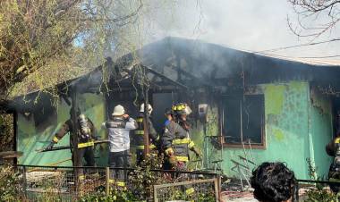 Dos adultos y una menor resultan damnificados tras violento incendio en Linares