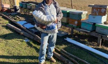 Municipalidad de Colbún entrega azúcar para ayudar en la mantención de las colmenas