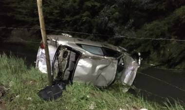 Conductor y ocupantes se dan a la fuga tras volcamiento de automóvil en sector San Juan