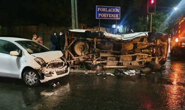 Un lesionado deja nuevo accidente urbano en Linares y motorista fallece en Villa Alegre