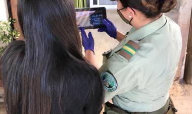 Carabineros entrega tablet a niña para que pueda estudiar durante la pandemia