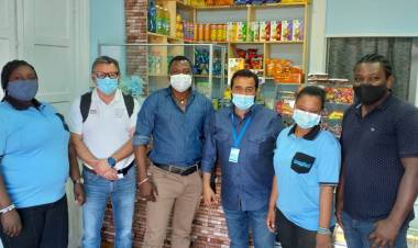 Familia haitina inaugura almacén en el centro de Linares