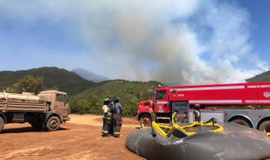 Activo se mantiene incendio en polígono de tiro “José María Bari” de la Escuela de Artillería de Linares