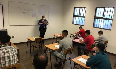 En Linares 14 personas privadas de libertad rinden la Prueba de Transición de Admisión Universitaria