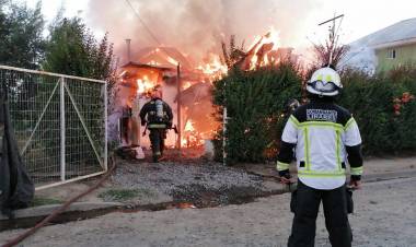Tres personas quedan damnificados tras incendio por desperfecto eléctrico en la localidad de Vara Gruesa