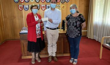 Municipio colbunense entrega fuerte respaldo a las tejedoras de crin de la localidad de Rari