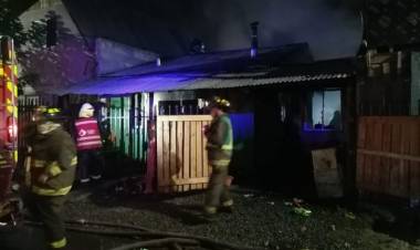 (VIDEO) Falla eléctrica sería la causa del incendio que dejó cuatro personas damnificadas, daños totales en una vivienda y dos perritos lesionados en la Villa Carlos Camus de Linares