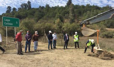 Comenzó el asfalto del sector “Borde Lago” en la comuna de Colbún