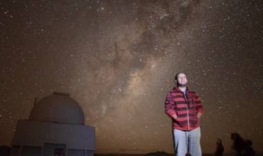 Astrónomo de la UdeC dictó charla sobre el cosmos a estudiantes del Instituto Comercial