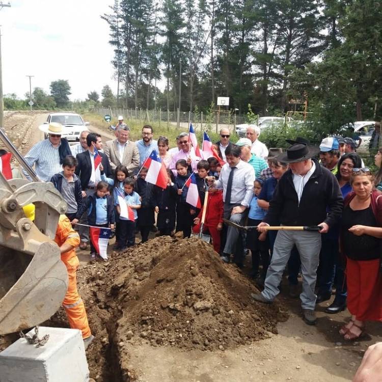Comenzó asfalto de tres caminos rurales en Longaví