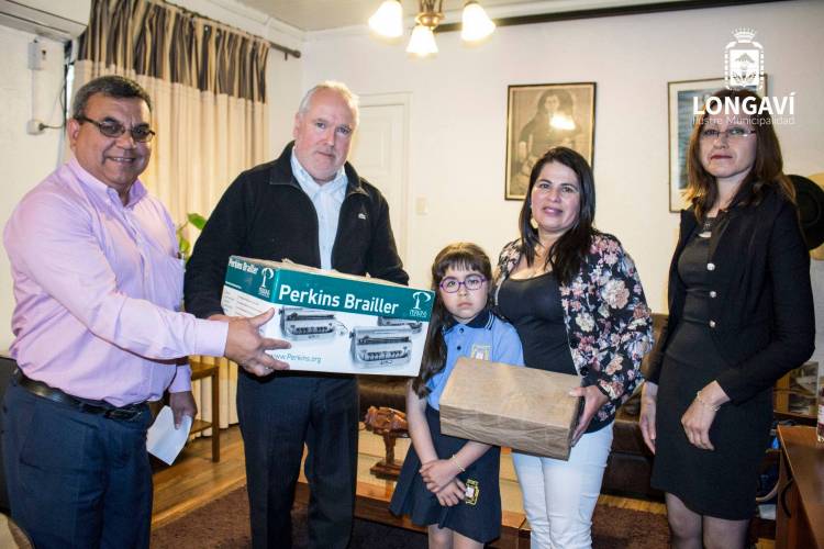 Entregan máquina de escritura brailler a estudiante de la escuela de la zona de “Bodega”