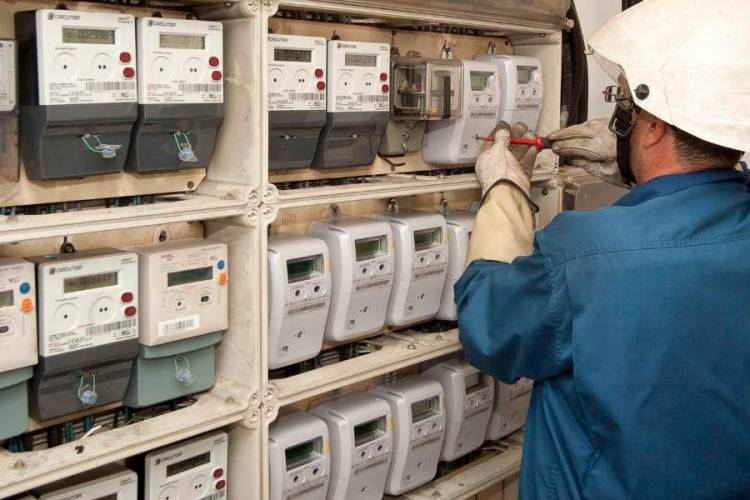 Estos fueron los diputados de Linares y Cauquenes que votaron a favor del cobro de los nuevos medidores de luz