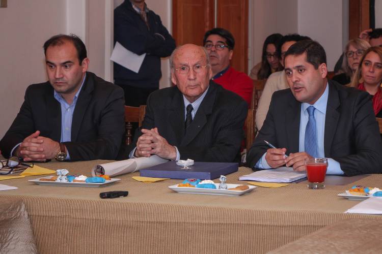 Municipio reconoce trabajo de profesor René Recabarren Castillo