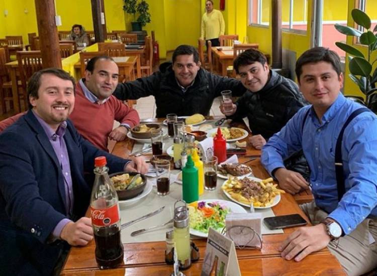 Meza da señal de unidad y almuerza con equipo de confianza