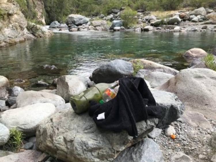 Chalecos, ropa interior y botellas dejan “trekkeros” en la Reserva Nacional “Los Bellotos”