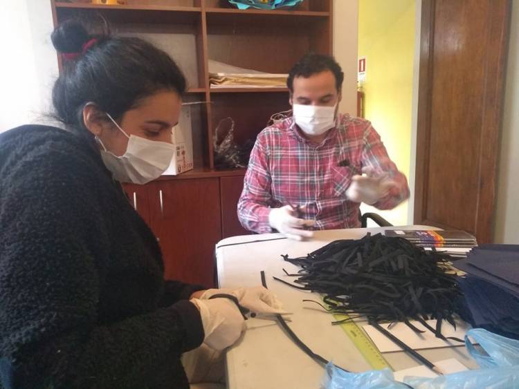 Funcionarios de DIDECO Linares fabrican 5 mil mascarillas lavables para prevenir el Covid-19