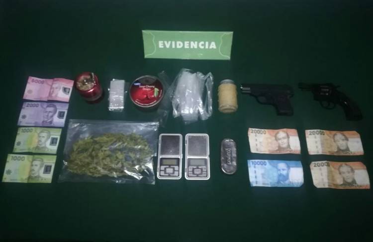 Carabineros detiene a sujeto por microtráfico y falsificación de billetes
