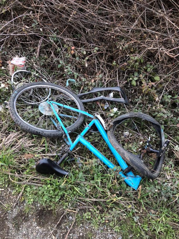 Entubada, con ventilación artificial y fracturas graves permanece en el hospital joven ciclista atropellada por furgón en Linares